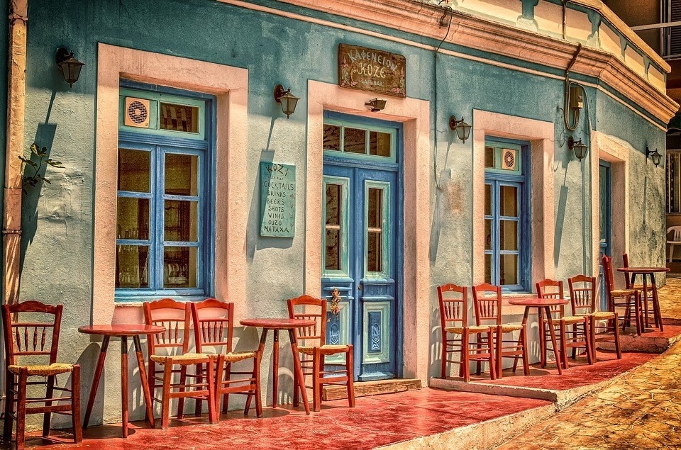 How to Decorate Small Restaurants