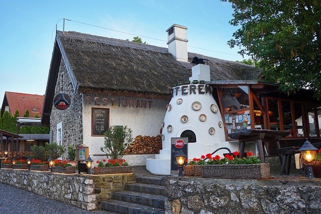 How to Manage a Restaurant in the Suburbs